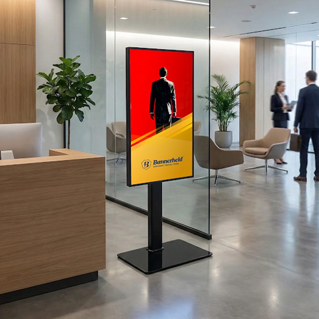Digitales Display mit Werbemotiv