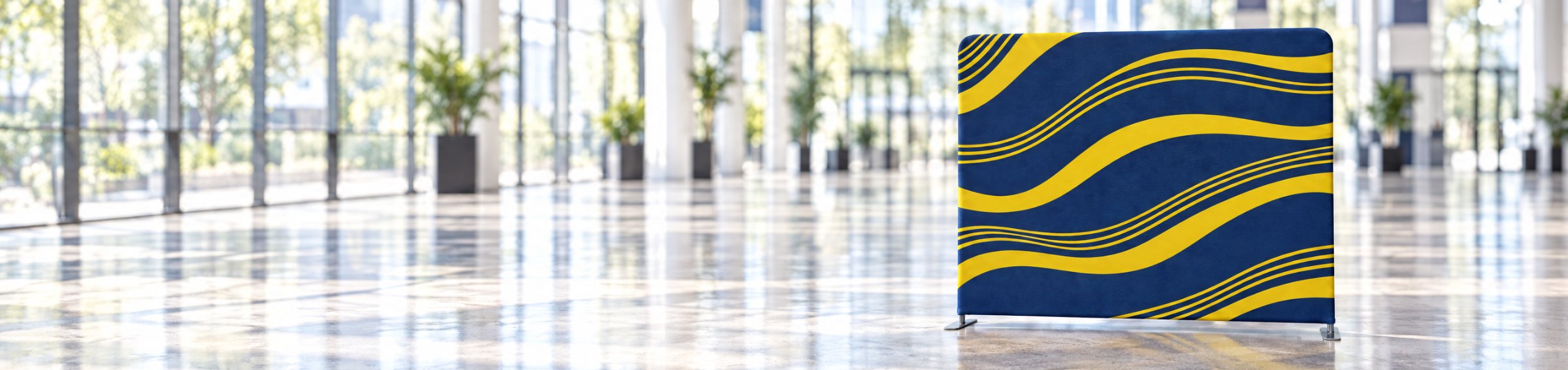 Gebogene Zipper-Wall auf einer Messe