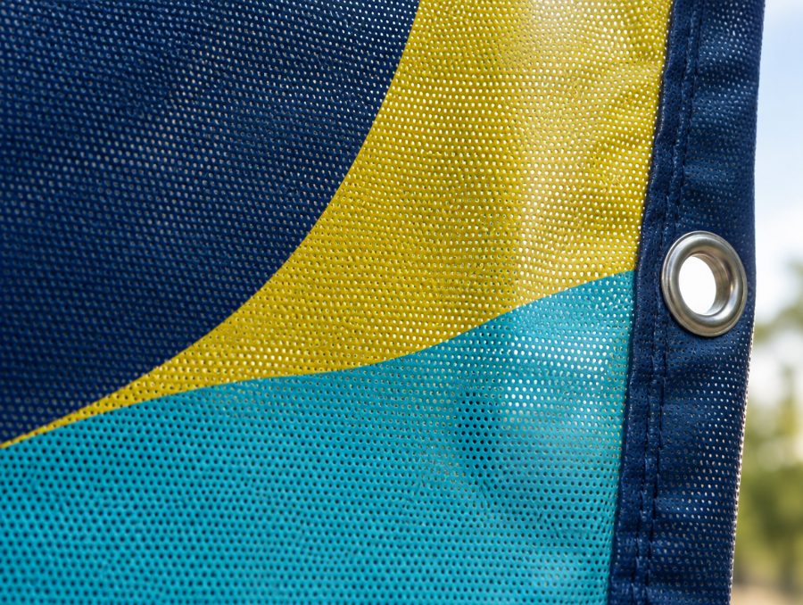 Detail eines Mesh-Banners mit Öse