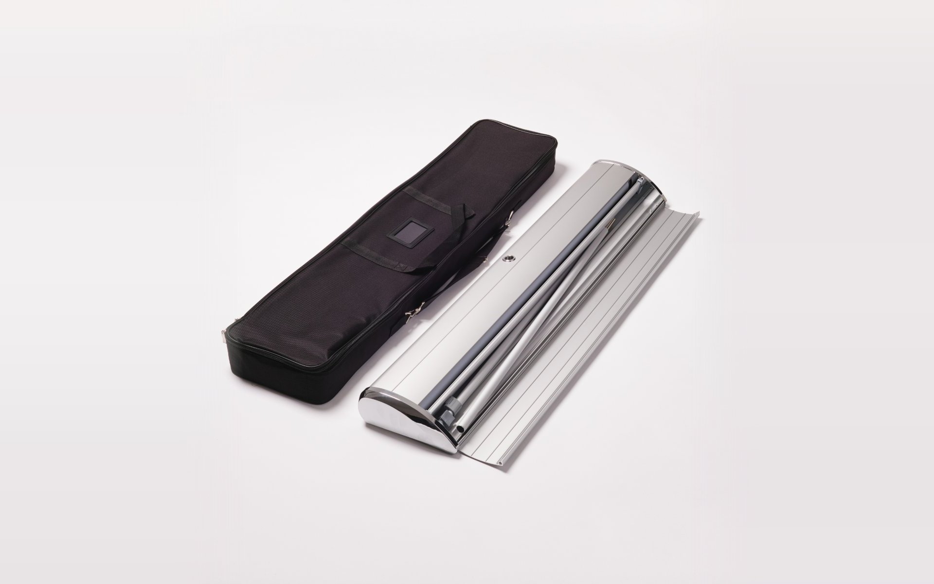Lieferumfang Roll-Up Deluxe: Tasche, Kassette und Stange